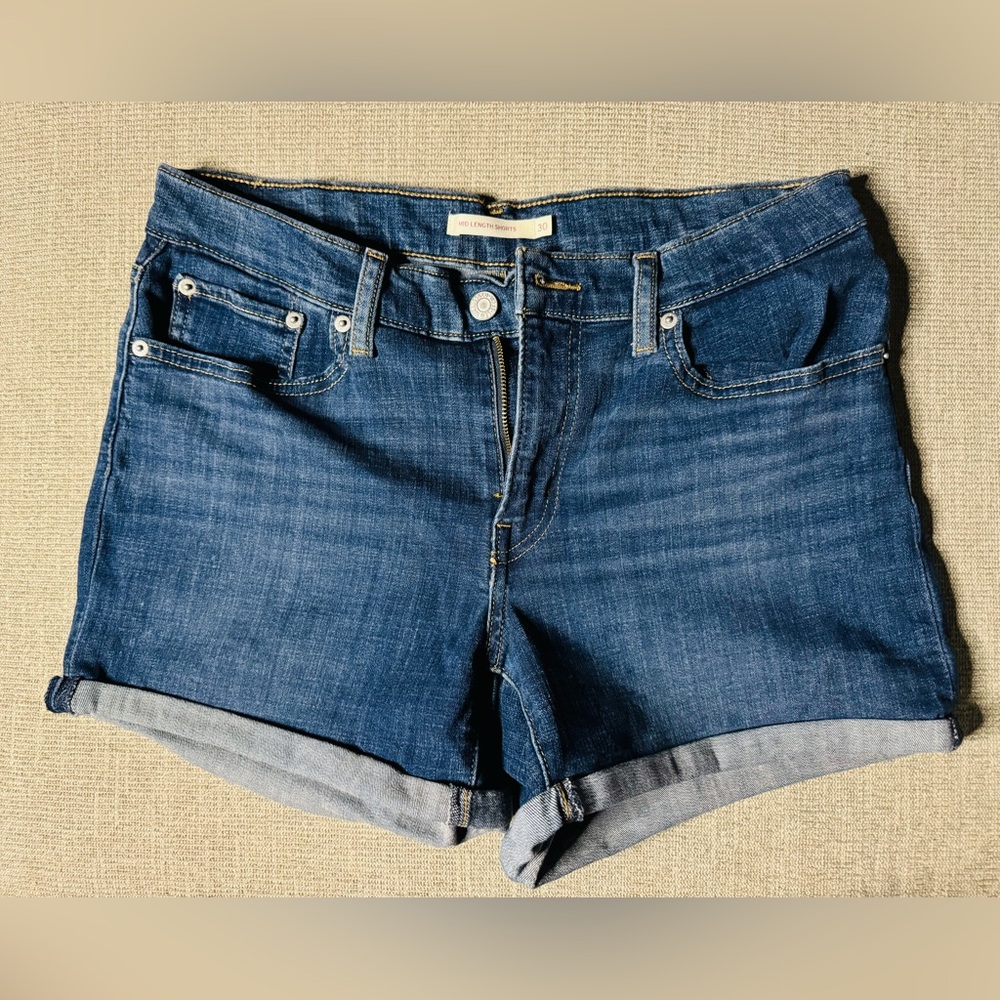 Levi’s mid rise stretchy jean shorts